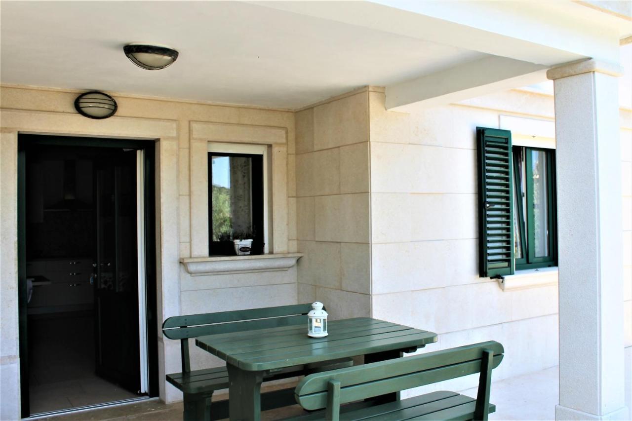 Apartmani Klaudija Valun Exterior photo