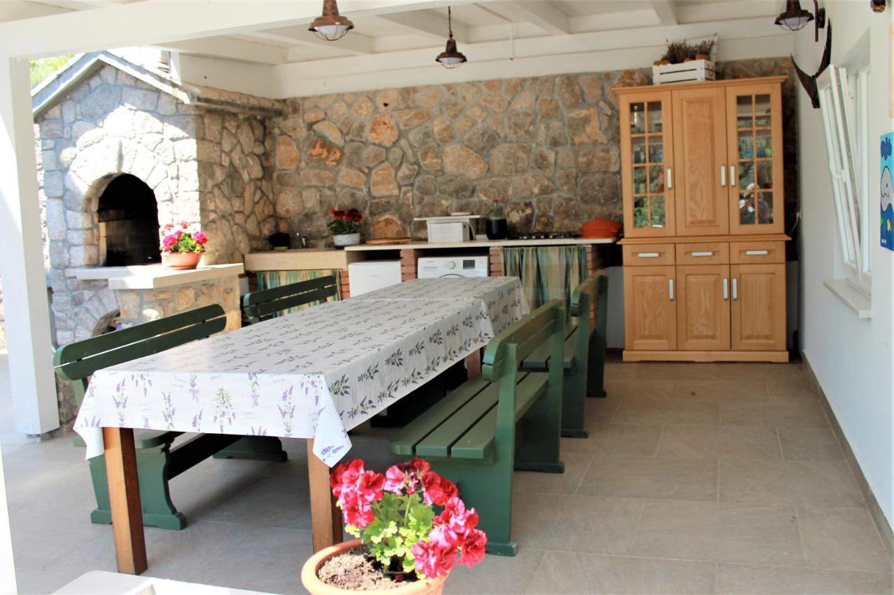 Apartmani Klaudija Valun Exterior photo