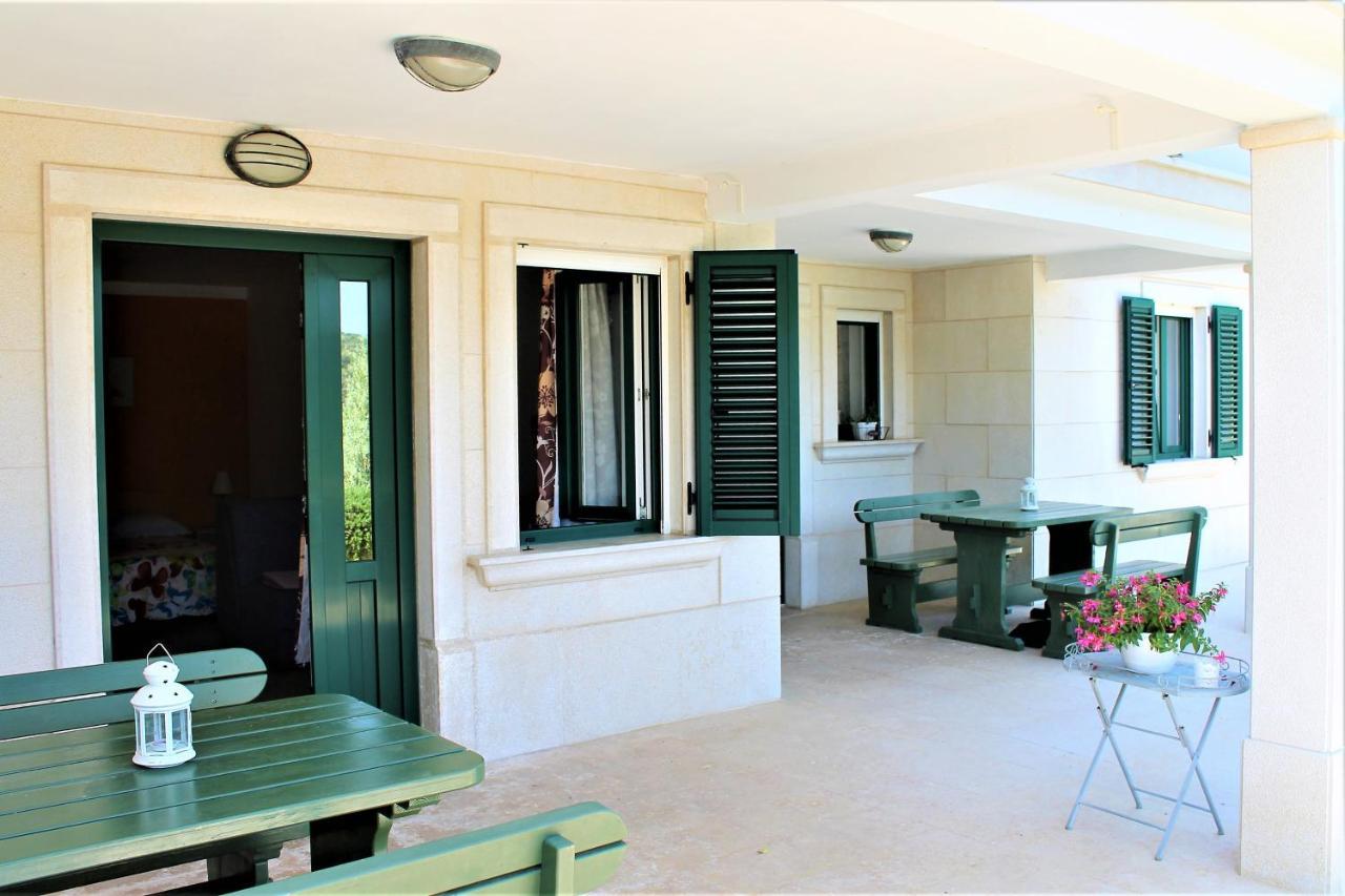 Apartmani Klaudija Valun Exterior photo
