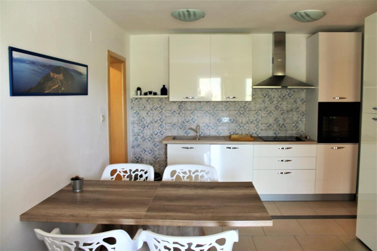 Apartmani Klaudija Valun Exterior photo