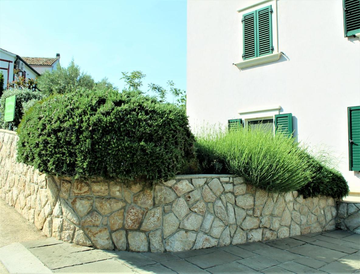 Apartmani Klaudija Valun Exterior photo