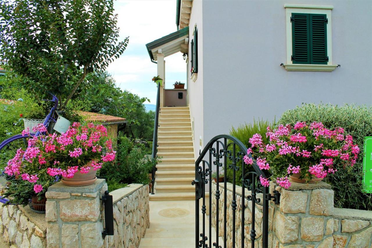 Apartmani Klaudija Valun Exterior photo