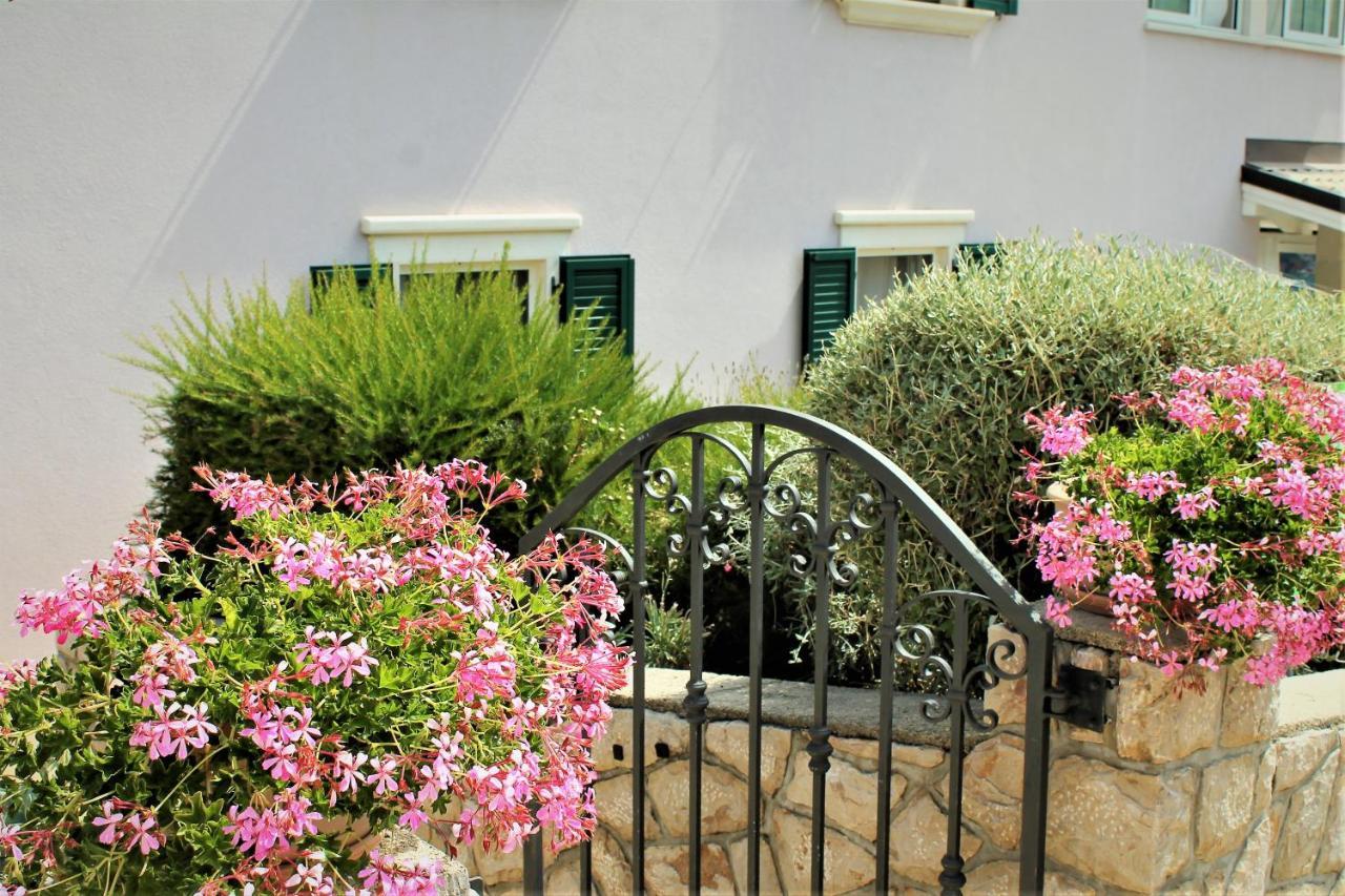 Apartmani Klaudija Valun Exterior photo