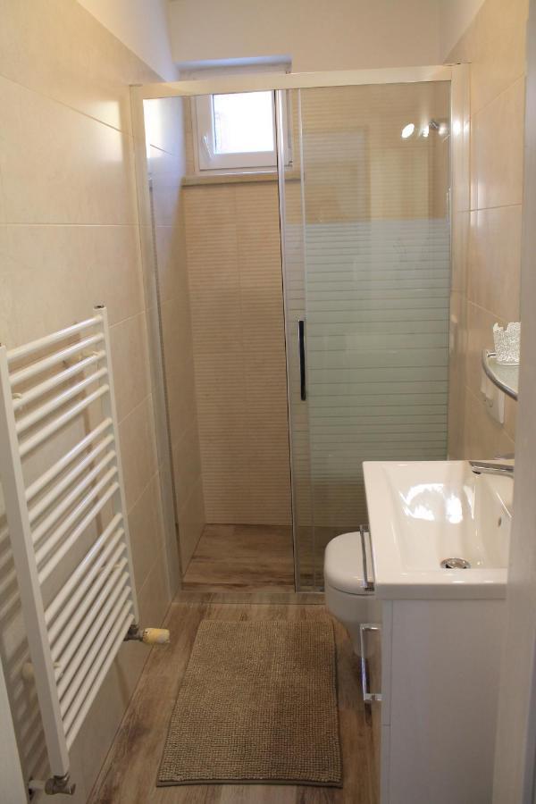Apartmani Klaudija Valun Exterior photo